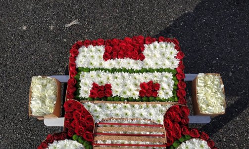 Composition florale pour deuil à Sallanches camion