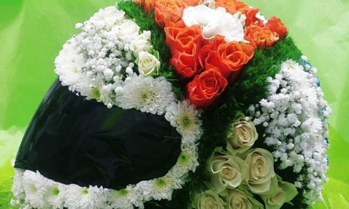 Composition florale pour deuil à Sallanches  casque