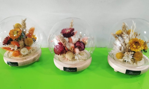 Boule en verre avec fleurs séchées