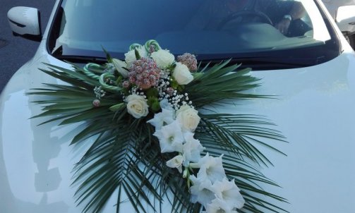 Composition florale pour voiture de mariage à Sallanches 